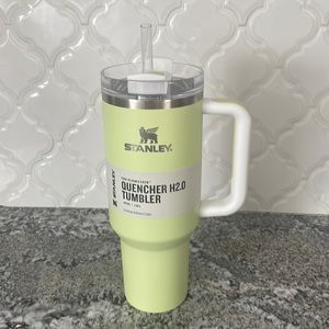 NWT Beautiful Stanley Travel H2.0 FlowState Quencher 
Stainless Steel Tumbler💚